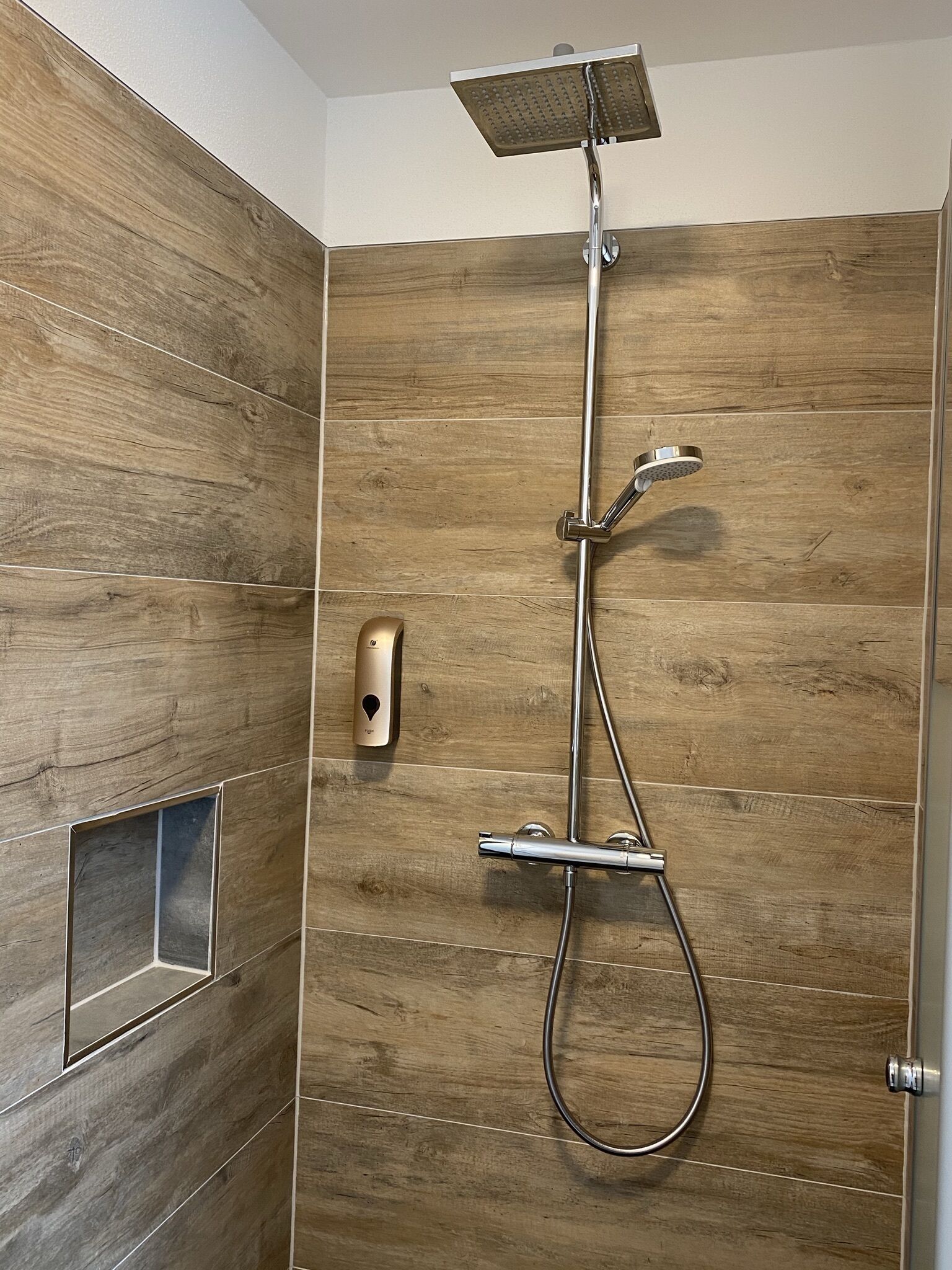 Deluxe-Apartment, 1 King-Bett, Nichtraucher | Badezimmer | Dusche, Regendusche, Haartrockner, Handtücher