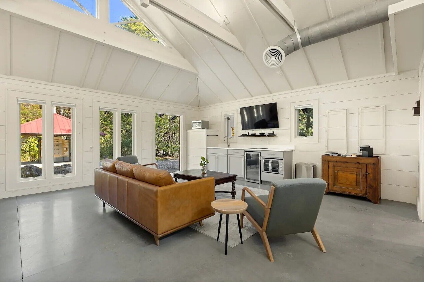 Habitación Deluxe doble | Zona de estar | Una televisión de pantalla plana, libros, servicios de streaming