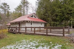 Front of property - The Wells Cashiers (Cashiers)