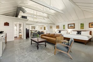 デラックス ダブルルーム | リビング エリア | 45 インチの薄型テレビ (ケーブル放送視聴可)、テレビ、書庫