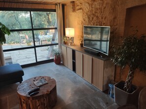TV, offices - Gite in renovated Mas provençal with private pool (Vers-Pont-du-Gard)