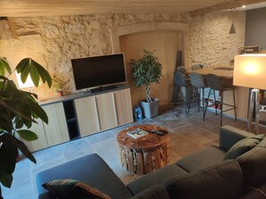 TV, offices - Gite in renovated Mas provençal with private pool (Vers-Pont-du-Gard)