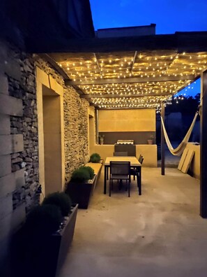 Outdoor dining - Gite in renovated Mas provençal with private pool (Vers-Pont-du-Gard)