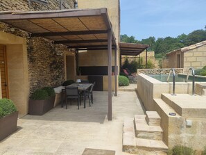 Outdoor dining - Gite in renovated Mas provençal with private pool (Vers-Pont-du-Gard)