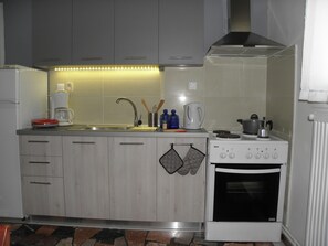 Kühlschrank, Ofen, Herdplatte, Wasserkocher mit Kaffee-/Teezubehör