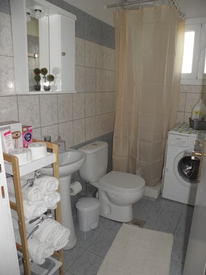 Dusche, Haartrockner, Handtücher, Seife