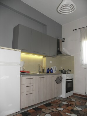 Refrigerador, horno, parrilla de estufa y cafetera y tetera 