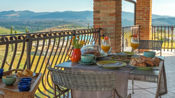 Une table dressée pour le petit-déjeuner, avec vue sur les montagnes.
