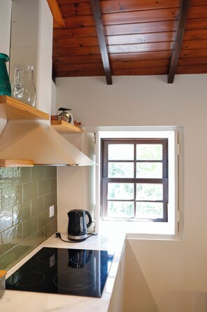 Kühlschrank, Mikrowelle, Herdplatte, Wasserkocher mit Kaffee-/Teezubehör