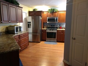 Jääkaappi, mikroaaltouuni, uuni, liesi