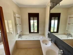 Een douche, handdoeken