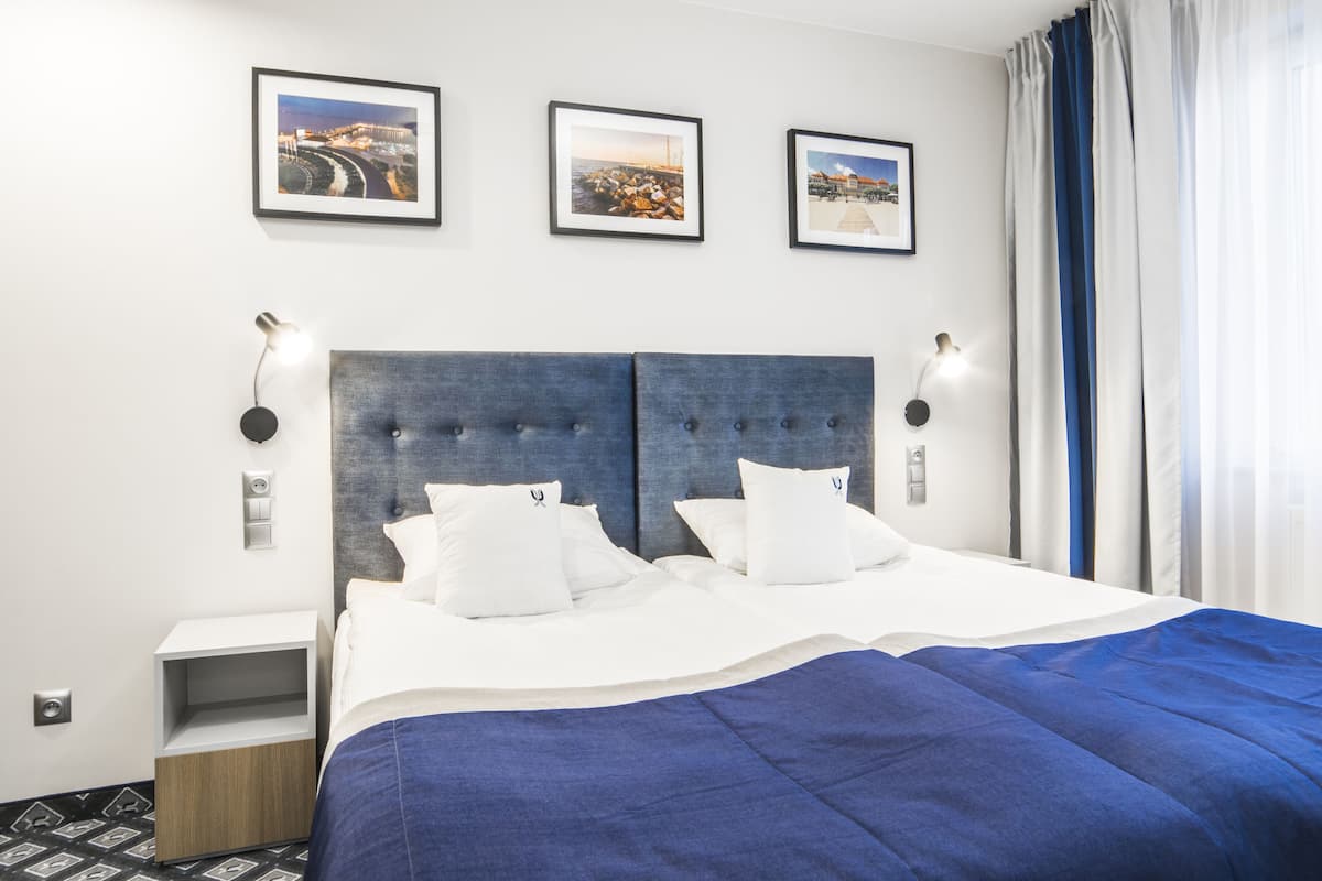 Studio Suite | In-room safe, desk, laptop workspace, blackout drapes