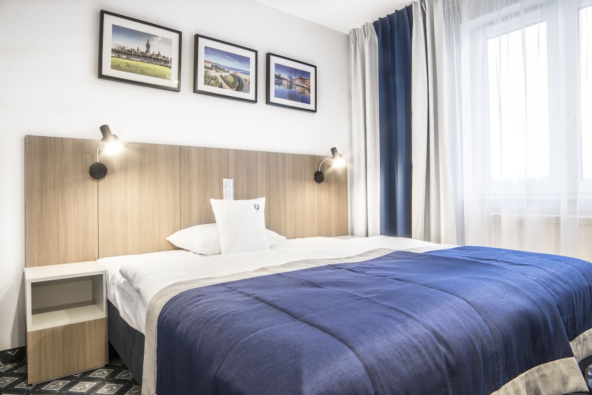 single room | 1 bedroom, in-room safe, desk, laptop workspace