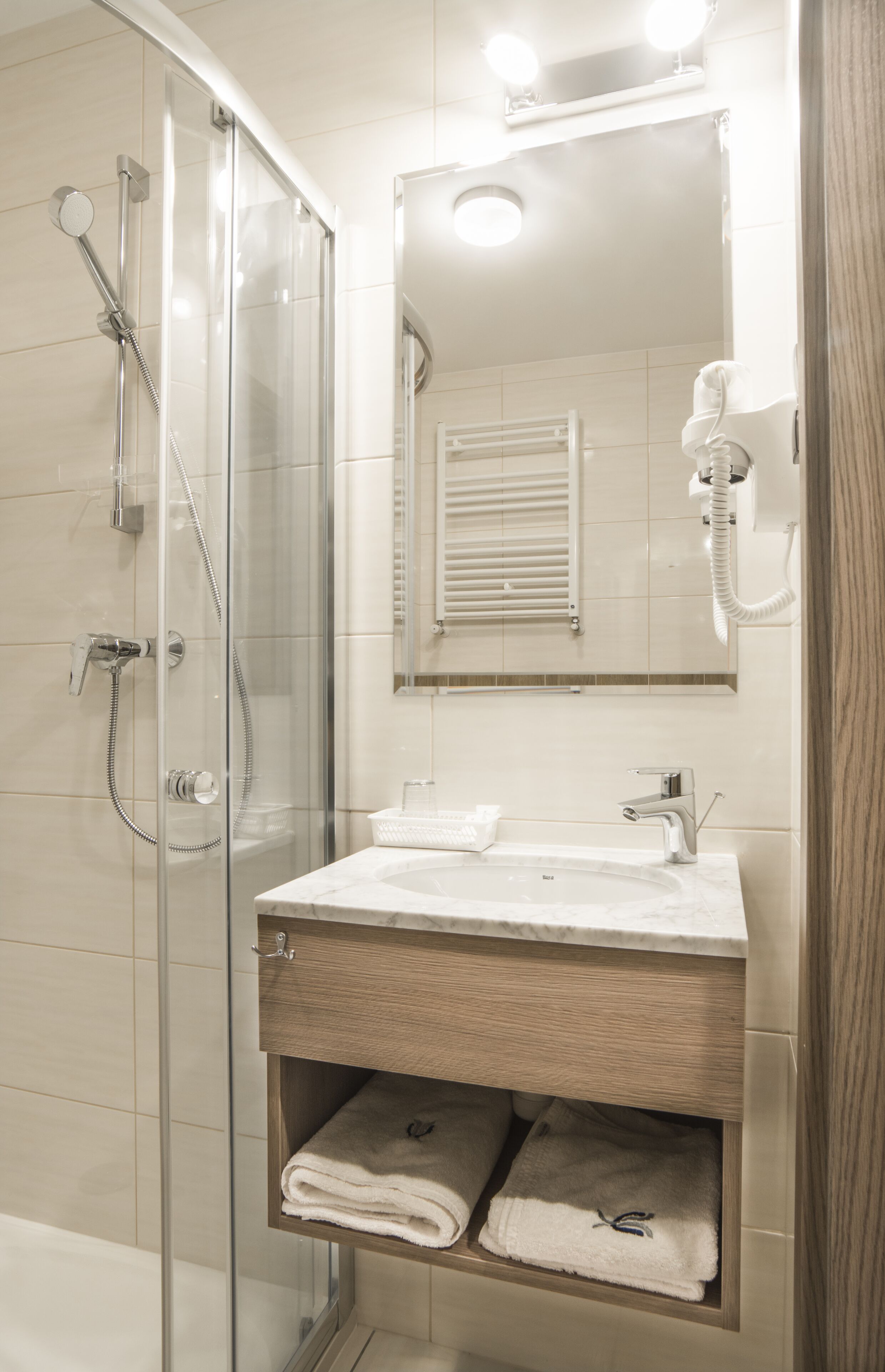 shower, free toiletries, hair dryer, towels