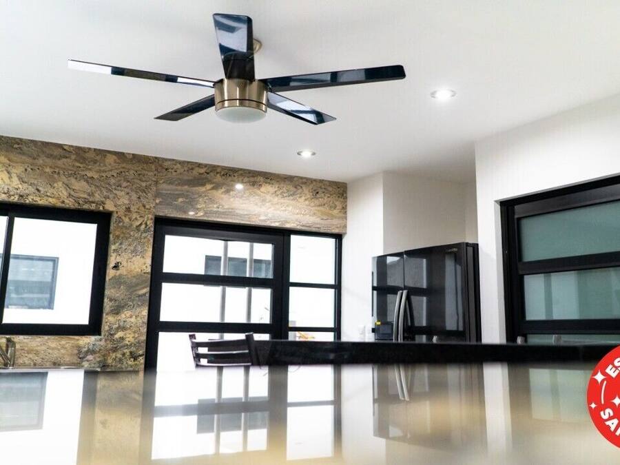 Habitación Deluxe | Baño | Regadera, amenidades de baño gratuitas, toallas, jabón