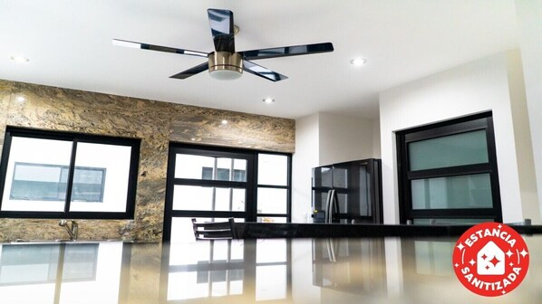 Rom – deluxe | Bad | Dusj, toalettartikler (inkludert), håndklær og såpe