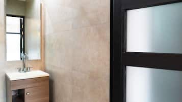 Douche, articles de toilette gratuits, serviettes fournies, savon
