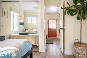 3 soverom, skrivebord, strykejern/-brett og reiseseng for barn