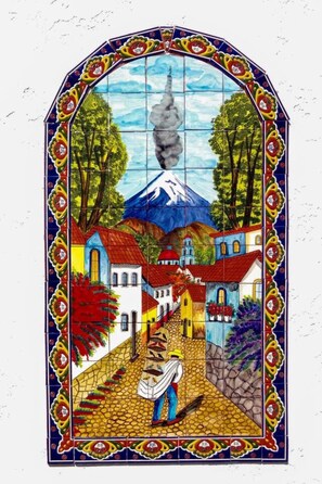 Uma janela de vitrais com a representação do Monte Fuji, uma cena de rua e uma figura carregando um objeto grande.