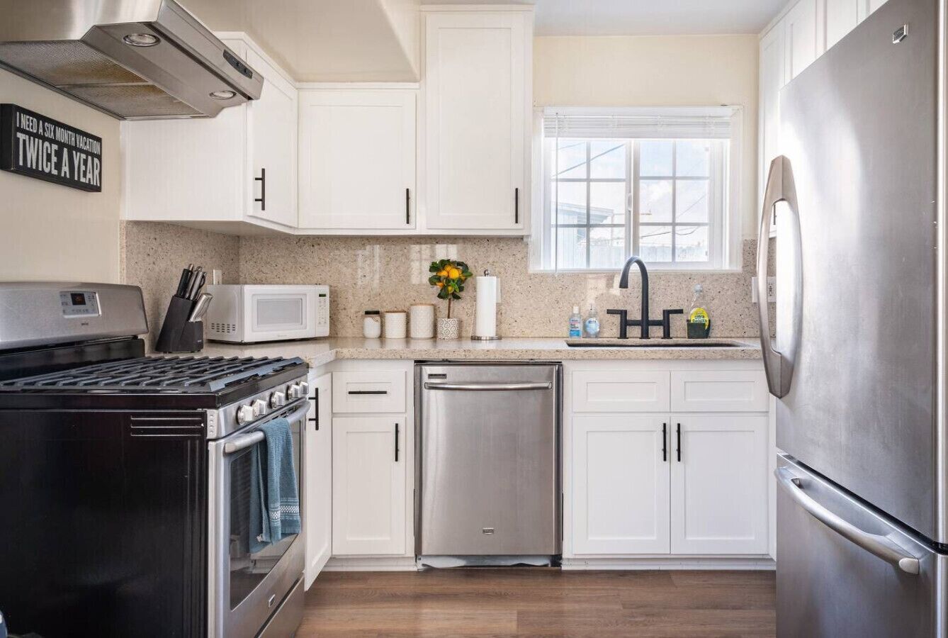 Réfrigérateur, micro-ondes, four, plaque de cuisson