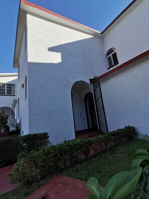 المنشأة من الخارج