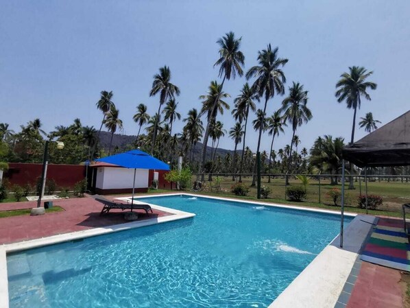 حمّام سباحة خارجي