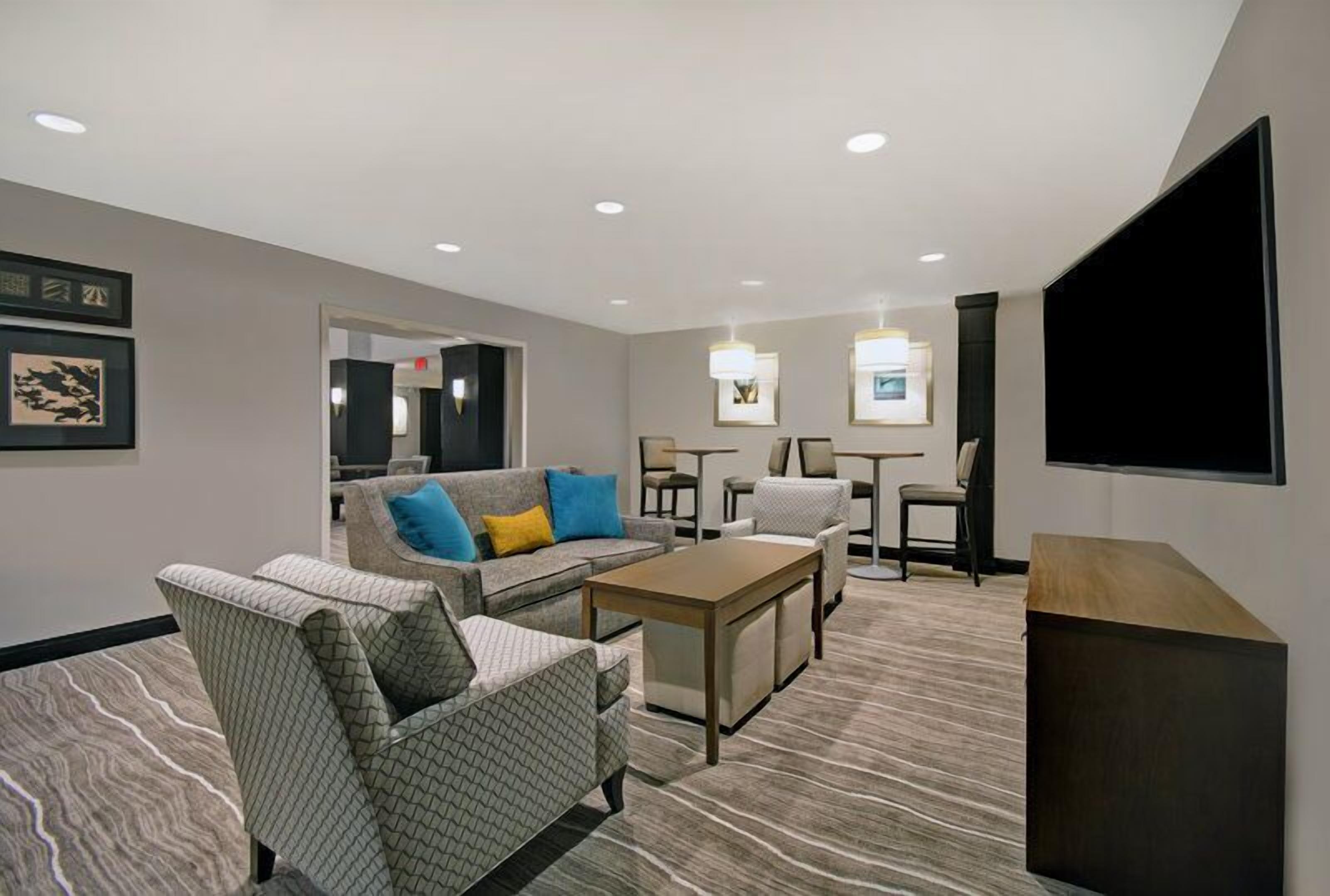 Free Breakfast Buffet. Pool Access. King Suite In A Great Location. - Rochester Hills, MI