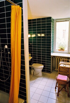 Shower, hair dryer, towels, soap - Charming 2-room city-apartment, center of Berlin, very quiet, family-friendly (Berlin)
