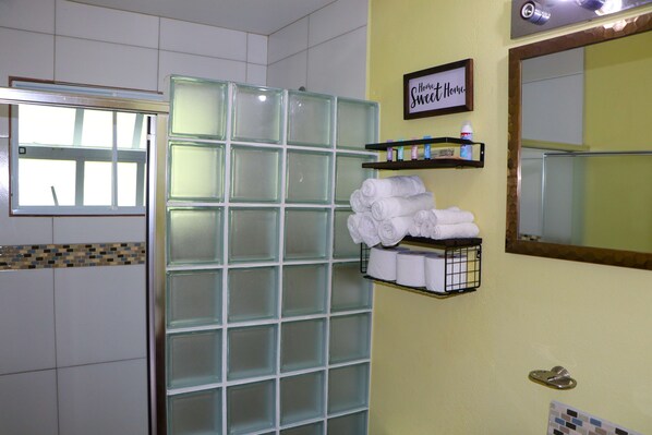 Serviettes fournies, savon, papier toilette