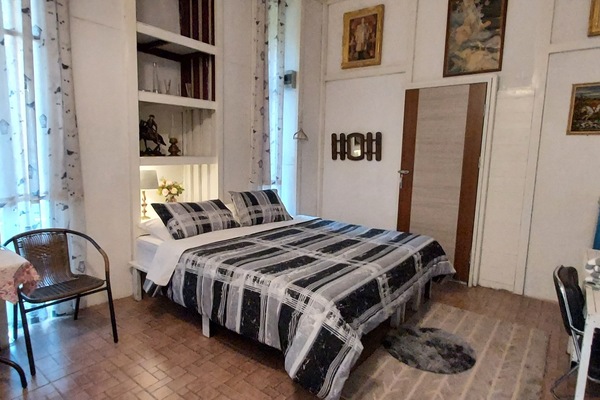 Minibar (con algunos artículos gratuitos) y decoración individual