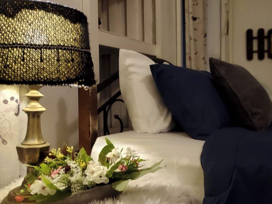 Familiekamer, 2 slaapkamers, niet-roken, uitzicht op meer | Een minibar met enkele gratis items, individueel gedecoreerd