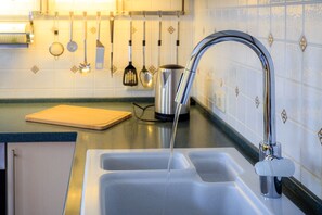 Kaffetrakter/tekoker, kjøleskap, mikrobølgeovn og kokeplater
