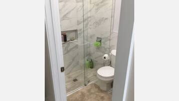 Douche, sĂšche-cheveux, serviettes fournies