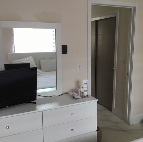 One bedroom apartment fully modern remodeled/fully furnished 