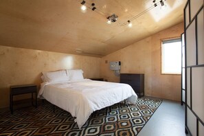 Room - Lovely two bedroom loft style with parking and ocean views (Los Angeles)