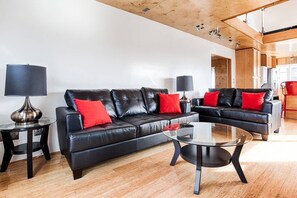 Living area - Lovely two bedroom loft style with parking and ocean views (Los Angeles)