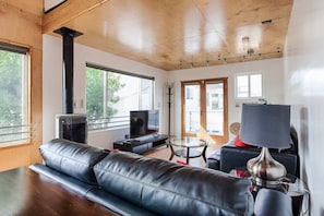 Living area - Lovely two bedroom loft style with parking and ocean views (Los Angeles)