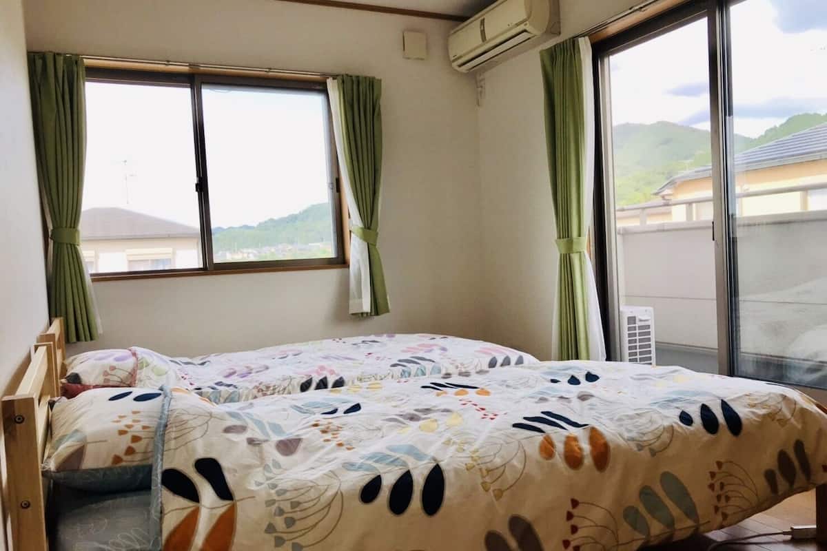 Habitación estándar con 2 camas individuales, baño compartido | Escritorio, espacio para trabajar con laptop y cortinas blackout