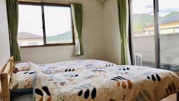 Chambre Standard avec lits jumeaux, salle de bains commune | Bureau, espace de travail pour ordinateur portable, rideaux occultants