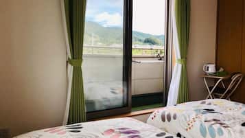 Chambre Standard avec lits jumeaux, salle de bains commune | Bureau, espace de travail pour ordinateur portable, rideaux occultants