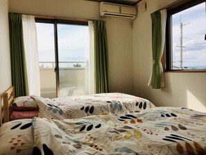 Desk, laptop workspace, blackout curtains, iron/ironing board - Yamanobenomichi teku teku (Tenri)