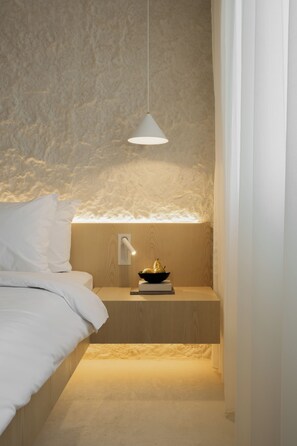 A modern bedroom with a bed, bedside table, and a hanging light fixture. - Hotel Hello Plovdiv (Plovdiv)