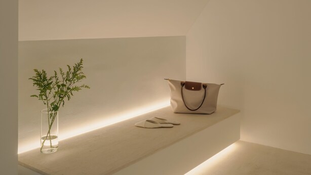 A minimalist room with a built-in shelf, a vase with a plant, and a handbag. - Hotel Hello Plovdiv (Plovdiv)