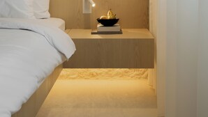 A modern bedroom with a bed, bedside table, and a hanging light fixture. - Hotel Hello Plovdiv (Plovdiv)