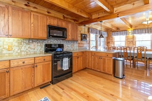 Jääkaappi, mikroaaltouuni, uuni, astianpesukone