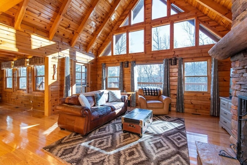 Mill Creek Point- Hot Tub, Covered Deck, 45 Acres, Private Hiking