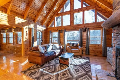 Mill Creek Point- Hot Tub, Covered Deck, 45 Acres, Private Hiking