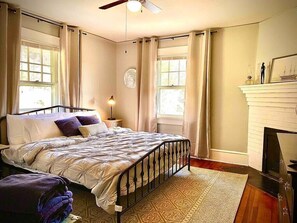 4 bedrooms, iron/ironing board, WiFi, bed sheets - Historic Moog Farmhouse – 4-Bedroom Retreat Near Downtown Asheville (Asheville)