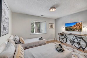 3 quartos, escrivaninha, ferros/tábuas de passar roupa, berço de viagem