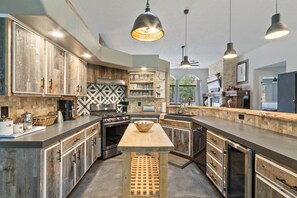 Fridge, microwave, oven, stovetop - Location, Recreation, Private Yard & Hot Tub-Views Chapel Rock! (Sedona)